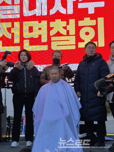 최기식 국민의힘 의왕·과천 당협위원장의 삭발식을 진행하고 있다./사진=비대위&nbsp;