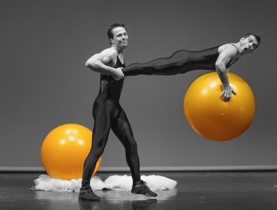 [홍콩관광청_이미지] 캐나다 코믹 아크로바틱 듀오 ‘레 비타미네