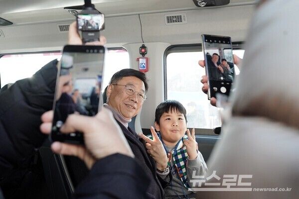 9일 ‘성남시 자율주행자동차 시승식’행사에 참여한 신상진 성남시장이 아이 탑승객과 기념촬영을 하고 있다./사진=성남시
