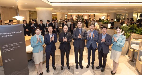 정식 개장에 앞서 지난달 26일(현지시각)부터 양일간 LA 국제공항 대한항공 신규 라운지에서 열린 사전 공개 행사에서 조원태 한진그룹 회장(왼쪽에서 네 번째), David Pacey 대한항공 기내식기판 및 라운지 부문 부사장(왼쪽에서 세 번째), 이진호 대한항공 미주지역본부장(왼쪽에서 다섯 번째), 황오렬 대한항공 로스앤젤레스공항지점장(왼쪽에서 두 번째), 강기택 아시아나항공 미주지역본부장(왼쪽에서 여섯 번째) 등 관계자들이 기념 촬영을 하고 있다. [출처=대한항공]