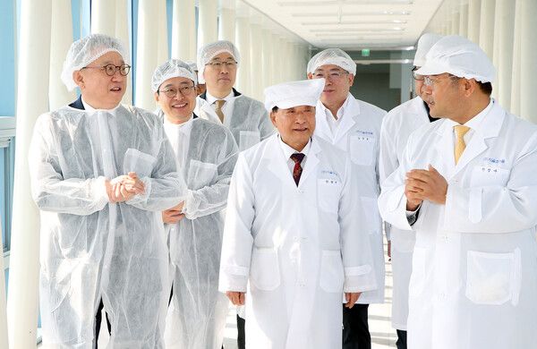 정상혁 신한은행장(앞줄 왼쪽 첫번째)이 10일 인천광역시 남동구에 위치한 ㈜서울화장품 인천공장을 방문해 한광석 ㈜서울화장품 회장(앞줄 가운데)과 한정수 ㈜서울화장품 대표(앞줄 오른쪽 첫번째)로부터 설명을 듣고 있는 모습/사진제공=신한은행