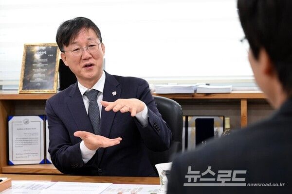 이민근 시장이 임태희 교육감과 대화를 나누고 있다./사진=이민근 시장 페이스북