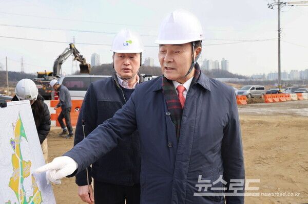 김성제 의왕시장이 부곡 지역 주요 사업 현장 점검하고 있다./사진=의왕시