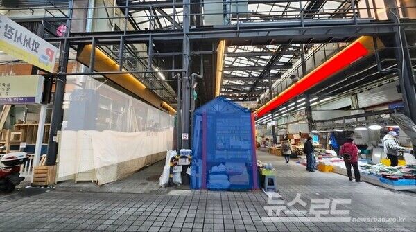 나동 상가 앞(왼쪽 흰색표시)을 가로 막고 있는 불법 부스(파랜색) 모습/사진=뉴스로드 김영식 기자