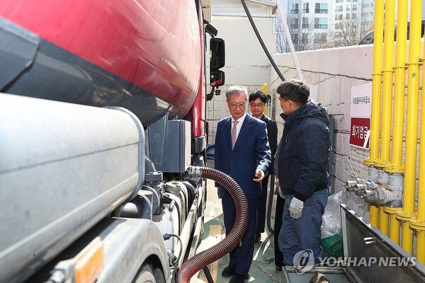 손주석 한국석유공사 사장, 유조차 석유제품 입하 현황 점검/연합뉴스