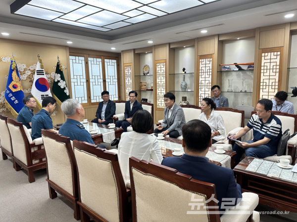 지난 2024년 8월 8일 하은호 군포시장이 김봉식 남부청장에게 주민들의 반대 의사를 대변하고 있다./사진=군포시