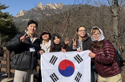 북한산 오봉전망대에서 포즈를 취하고 있는 글로벌하이킹메이트 [사진=서울관광재단]