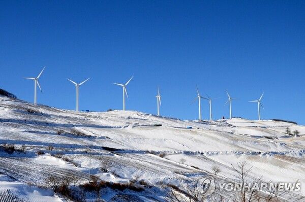 강원 태백시 매봉산 정상의 풍력 발전 터빈/연합뉴스