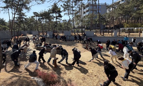 글로벌하이킹메이트들이 등산 전 스트레칭을 하고 있다. [사진=서울관광재단]