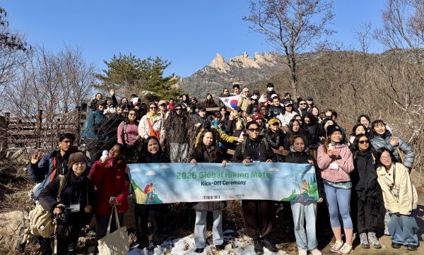 북한산 우이령길 프로그램에 참여한 글로벌하이킹메이트 [사진=서울관광재단]