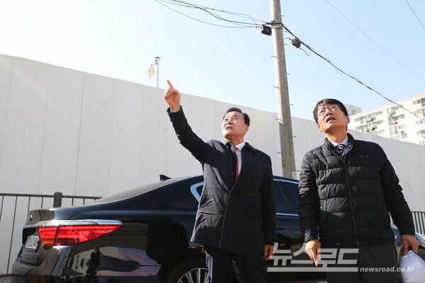 김성제 시장(좌)이 의왕도시공사 사옥 건립 공사 현장을 방문해 점검하고 있다./사진=의왕시