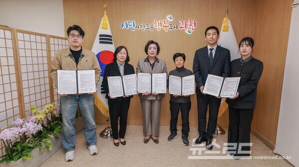 l신계용 시장이 통합돌봄 서비스 제공기관과 업무협약을 체결하고 기념촬영을 하고 있다.(좌측부터 과천노인복지센터서사도 팀장, 사랑나비 사회적협동조합 박성남 이사, 신계용 과천시장, 민달팽이협동조합 이춘숙 대표, ㈜현대그린푸드 박진균 책임, 채희선 선임)/사진=과천시