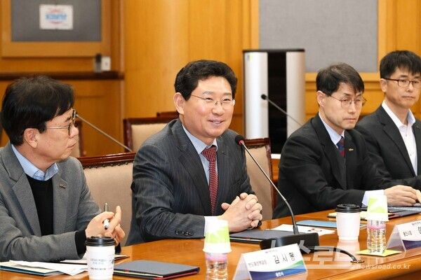 이상일 용인특례시장이 13일 한국기계연구원에서 류석현 원장을 비롯한 연구원들과 반도체 경쟁력 강화 방안을 논의하고 있다./사진=용인시