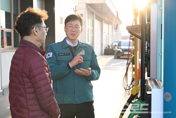 이민근 안산시장이 유가 동향 점검위해 직접 주유소 찾았다./사진=안산시