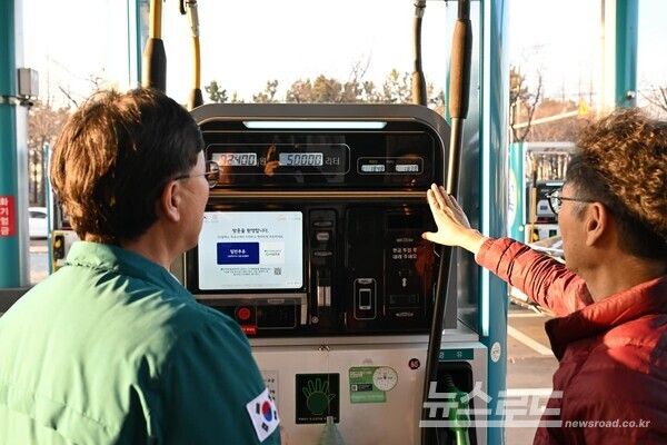 이민근 시장이 정유소 관계자의 설명을 듣고 있다./사진=이민근 시장 페이스북
