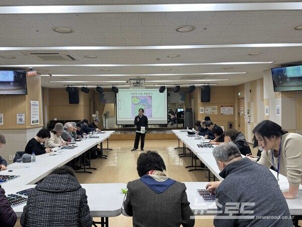 용인시 탄소중립지원센터가 '찾아가는 탄소중립 시민 교육'을 실시하고 있다./사진=용인시정연구원