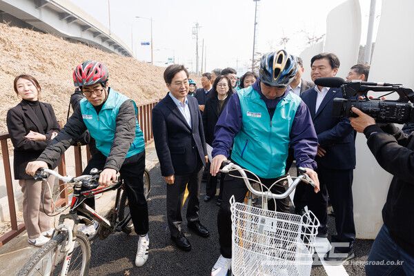 시화방조제 자전거길에서 '경기 햇빛 자전거길 1호' 디자인 태양광 준공식을 개최했다. 시민들이 직접 자전거 도로를 시범 운행하는 모습을 김동연 지사(왼쪽 세 번째)와 임병택 시흥시장(오른쪽 첫 번째)이 지켜보고 있다./사진=시흥시&nbsp;