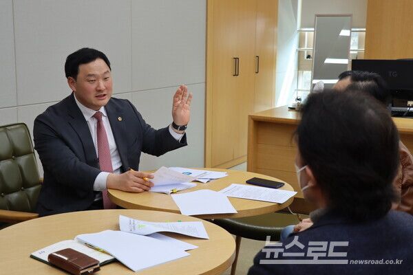 고준호 의원이 경기도의 평화경제특별구역 후보지 선정을 앞두고 파주의 지정 필요성을 직접 도 담당 부서에 설명하고 있다./사진=고준호 의원실&nbsp;