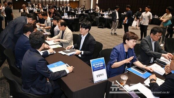 지난&nbsp;2023년&nbsp;7월&nbsp;‘탑동 이노베이션밸리 기업 유치 설명회’에 참가한 첨단 기업 관계자들이 상담을 하고 있다./사진=수원시&nbsp;