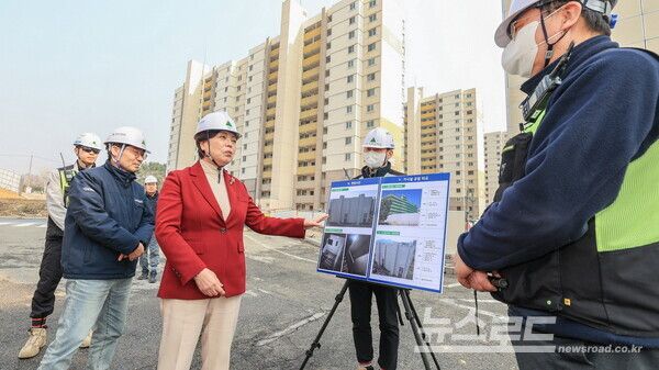 신계용 시장이 과천8.9단지 건축물 해체 현장 점검하고 있다./사진=과천시&nbsp;