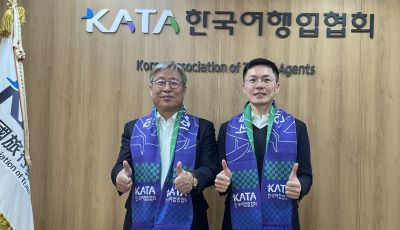[사진=KATA] 이진석 회장(왼쪽)과 대만 타이둥현 정부 관광발전처 홍궈친 부처장