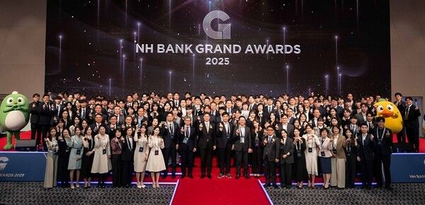 지난 17일 서울 드래곤시티 호텔에서 개최된 'NH BANK GRAND AWARDS 2025'통합 시상식에서 NH농협은행 강태영 은행장과 직원들이 기념촬영을&nbsp;하고 있다/사진=NH농협은행 제공