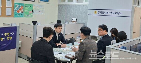 유영일 의원이&nbsp;의회 안양상담소에서 경기도 기후환경에너지국으로부터 에너지기술공유대학 인력양성사업 재정지원 계획을 보고있다./사진=경기도의회&nbsp;