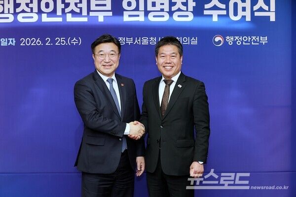 지난 2월 25일 의왕시장 출마를 위해 장관정책보좌관 퇴임하며 윤호중 행정안전부장관과 악수하는 오동현 예비후보/사진=오동현 캠프