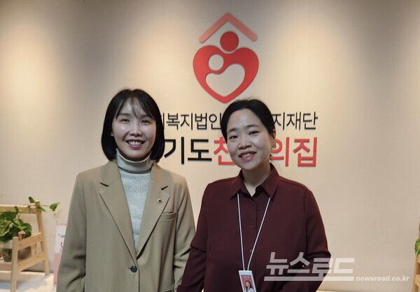 이인애 의원(왼쪽)이 경기북부 위기임산부 지역상담기관을 방문해 운영 실태를 점검하고 기념촬영을 하고 있다./사진=경기도의회&nbsp;