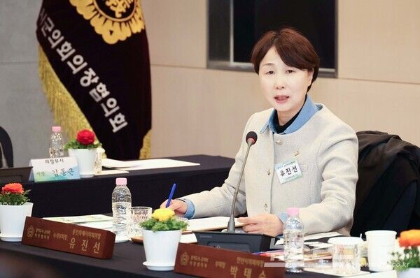 제182차 경기도시·군의회의장협의회 정례회의에서 지방의회 장기교육훈련체계 확대 및 제도 개선을 촉구하고 있다./사진=용인시의회&nbsp;