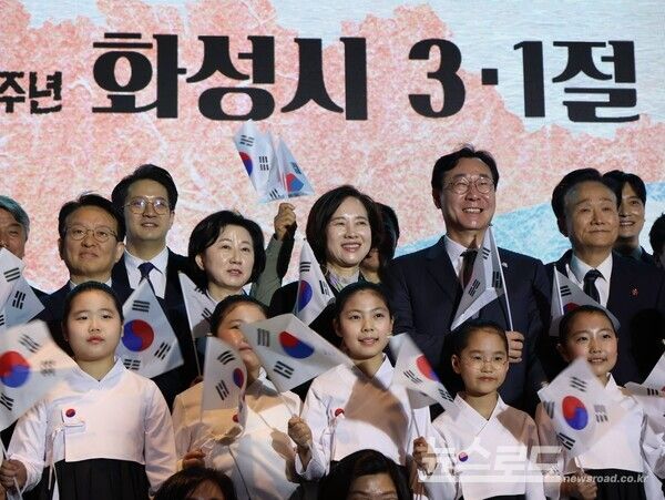 유은혜 경기도교육감 예비후보가 3.1절 기념식을 마치고 기념촬영을 하고 있다./사진=유은혜 페이스북&nbsp;