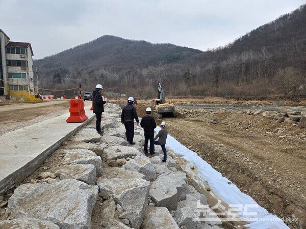  경기도가 해빙기를 맞아 도내 지방하천 정비사업 건설현장을 대상으로 합동 안전점검을 실시하는 모습./사진=경기도
