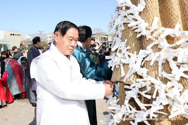 이재식 수원특례시의회 의장이 대보름 민속놀이 한마당에서 소원지를 달고 있다./사진=수원시의회