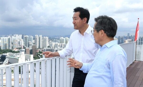 오세훈 시장(왼쪽)과 김헌동 전 SH공사 사장이 지난 2022년 7월 싱가포르에서 토지임대부 건물분양주택에 대해 논의하는 모습 [사진=서울시]