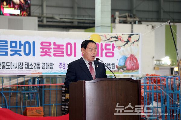 이재식 수원특례시의회 의장이 수원농수산물도매시장 정월대보름 행사에서 인사말을 하고 있다./사진=수원시의회