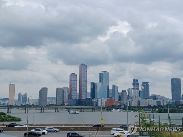 마포새빛문화숲에서 바라본 여의도 증권가/연합뉴스