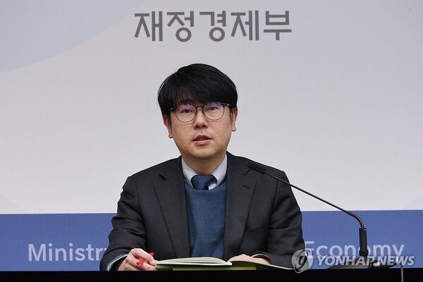 조성중 재정경제부 경제분석과장이 20일 정부세종청사에서 올해 2월 최근 경제동향을 발표하고 있다/연합뉴스