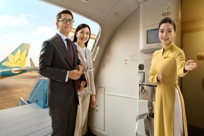 사진=베트남항공. 승무원이 기내 서비스를 제공하고 있는 모습