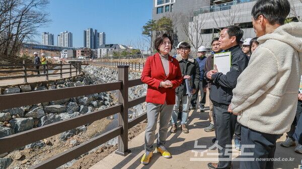 신계용 시장이 제비울천 산책로 현장점검을 진행하고 있다./사진=과천시