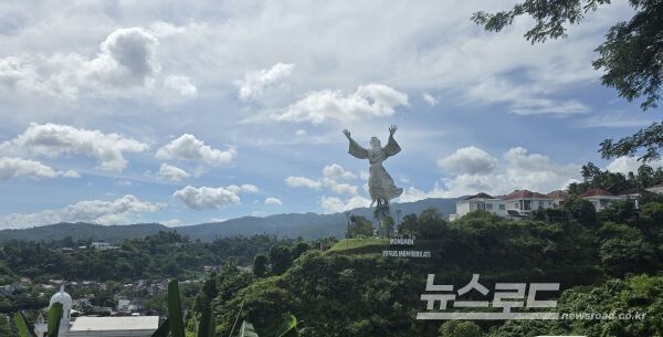 마나도 시내를 내려다 보는 축복하는 예수상 [사진=서진수기자]