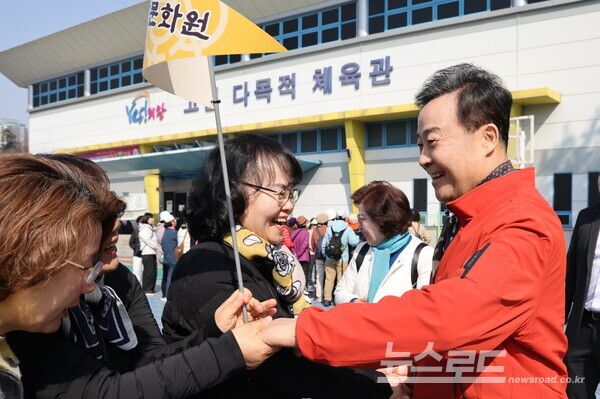 김성제 시장이 왕림마을 옛길걷기에 참석한 시민들과 인사를 나누고 있다./사진=의왕시
