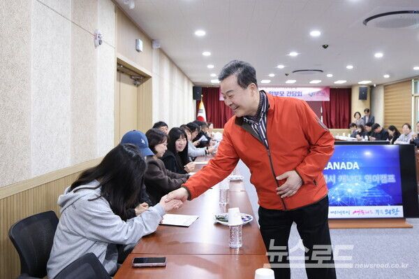 김성제 시장(오른쪽)이 영어캠프 학부모 간담회에 참석해 학부모와 인사를 나누고 있다./사진=의왕시