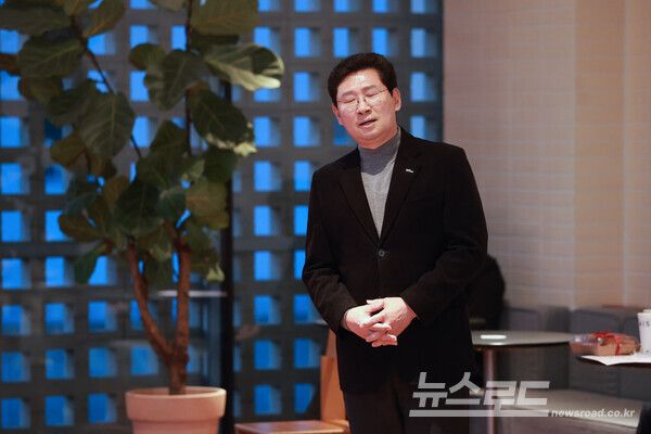 이상일 시장이 21일 민주평화통일자문회의 용인시협의회 자문위원과 함께하는 봄맞이 음악회에 참석해 가곡 ’가고파‘와 자코모 푸치니의 오페라 투란도트에 나오는 ’네순 도르마(Nessun Dorma)‘를 열창했다./사진=용인시