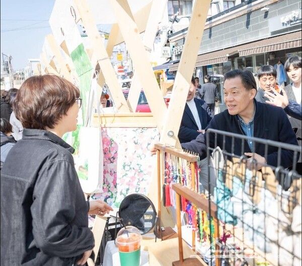 이재준 시장이 '새빛세일페스타 수원'에 참가한 상인과 대화를 나누고 있다./사진=이재준 시장 페이스북&nbsp;