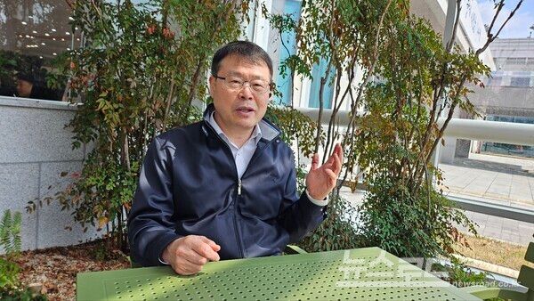 조정수 전 경기도교육청 행정국장과 인터뷰를 진행하는 모습/사진=뉴스로드 김영식 기자&nbsp;