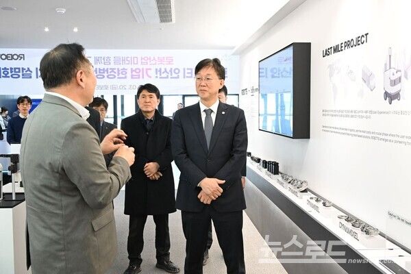 이민근 시장(오른쪽)이 회사 관계자의 설명을 듣고 있다./사진=이민근 시장 페이스북