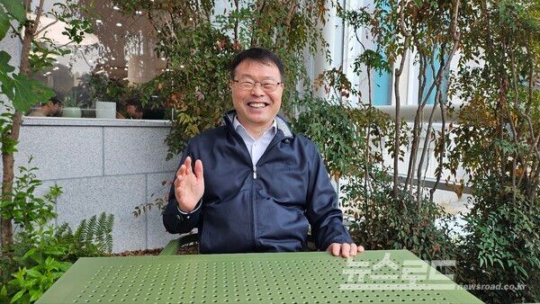 조정수 전 경기도교육청 행정국장과 인터뷰를 진행하는 모습/사진=뉴스로드 김영식 기자&nbsp;