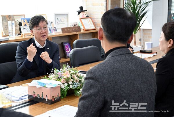 이민근 안산시장(왼쪽)이 24일 안산시청에서 열린 안전전세관리단 긴급 대책회의에서 전세 피해 발생 현황을 듣고 있다./사진=안산시