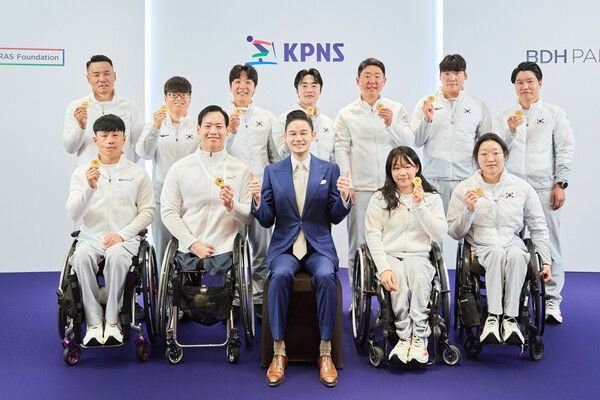 사진:&nbsp;배동현 회장(앞줄 가운데)과 국가대표 선수단이 기념사진을 촬영하고 있다.