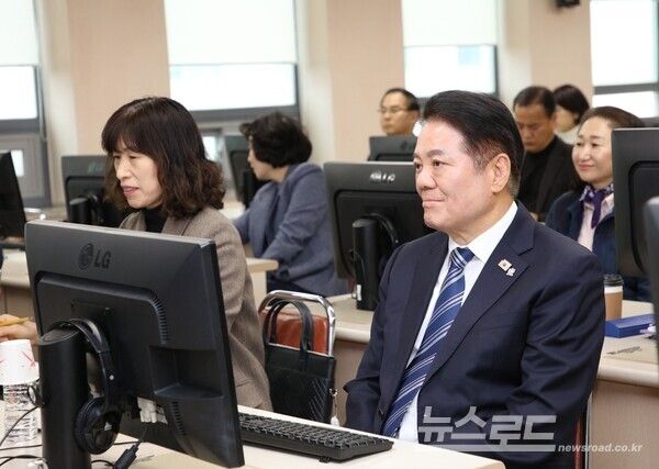 최대호 안양시장(오른쪽)을 비롯한 간부공무원 안양시 직원들이 20일 AI 업무비서 활용교육을 받고 있다./사진=안양시